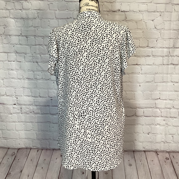 409. Express Black & White Cap Sleeve Blouse NWT Size Large - Picture 3 of 6